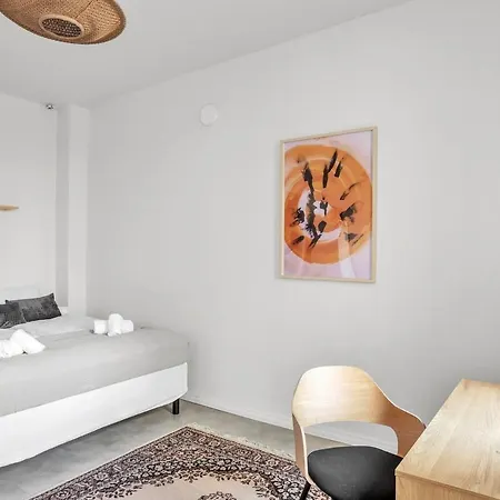 Red Bauhaus Kamppi Square 35m Tram Bus Wi-fi * Helsinki