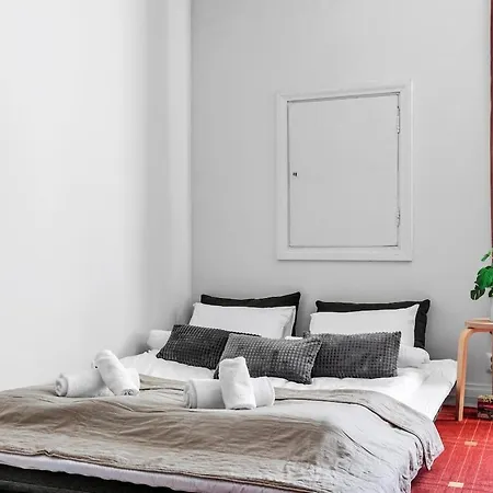 Red Bauhaus Kamppi Square 35m Tram Bus Wi-fi * Helsinki